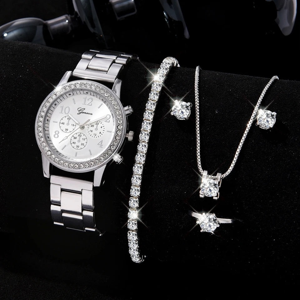 Ensemble montre , bracelet , bague, collier, boucles d'oreilles de luxe .